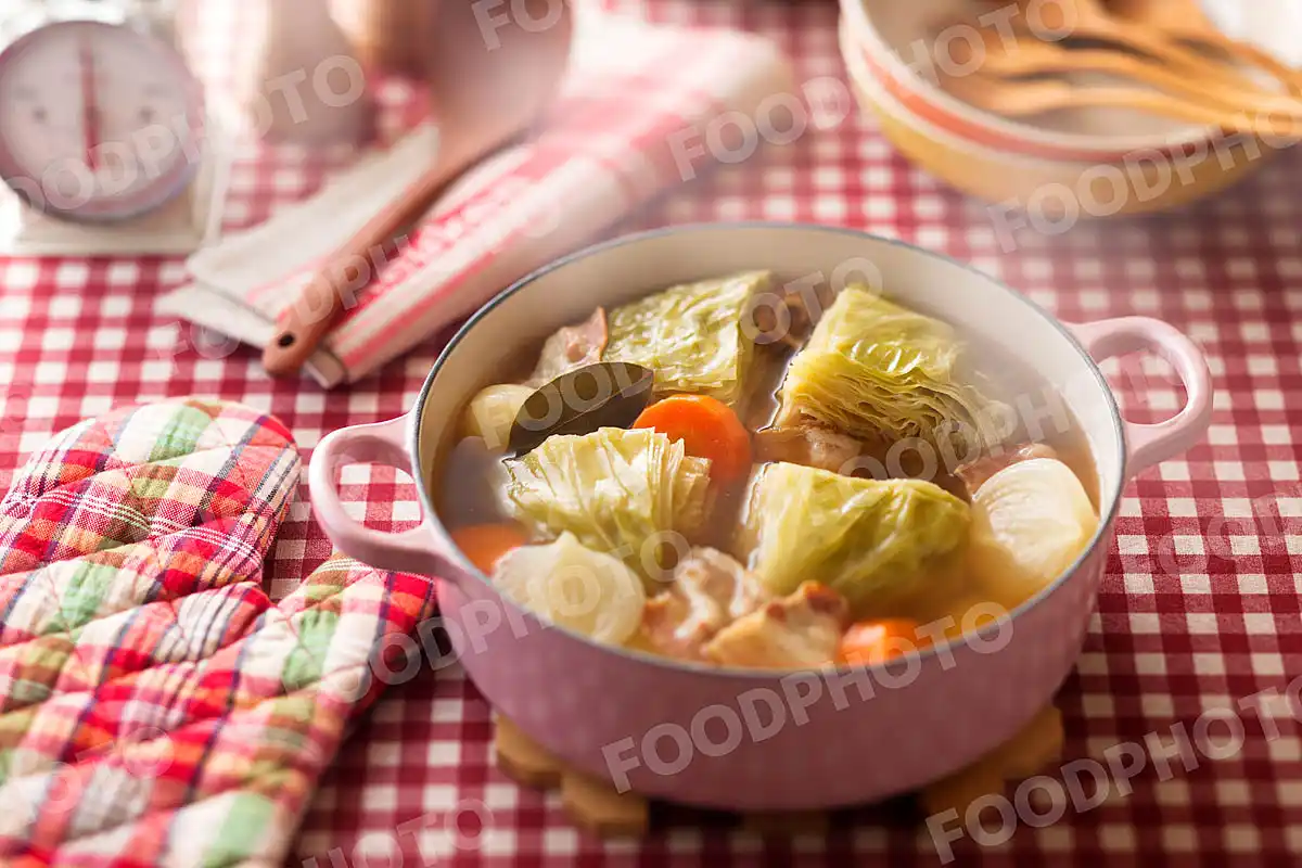 キャベツの丸ごとポトフ