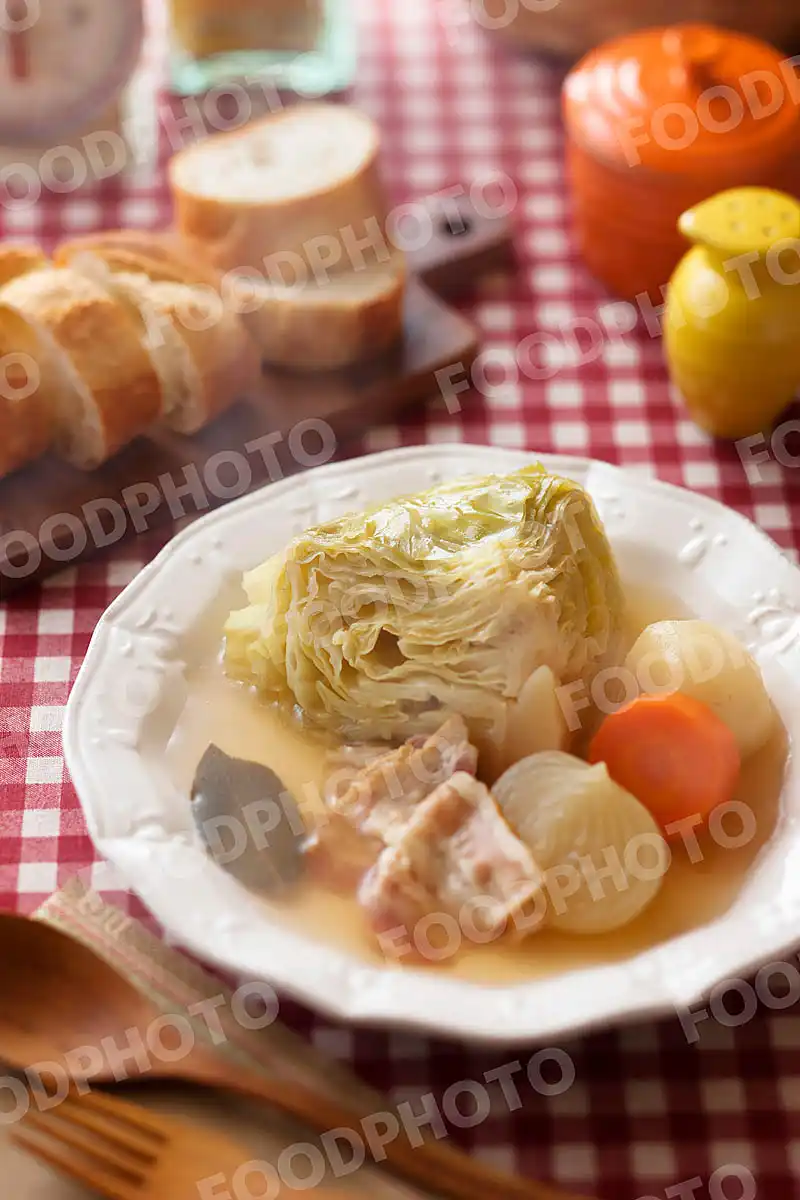 キャベツの丸ごとポトフ