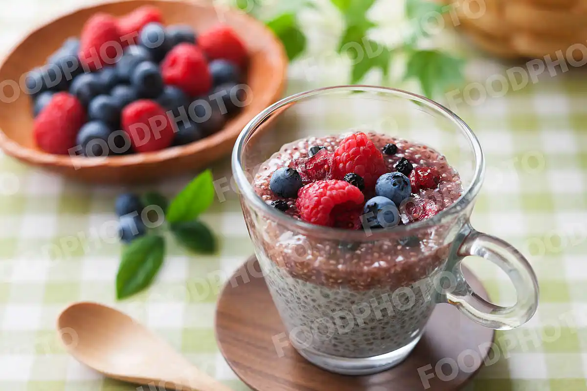 チアシードプディング / 苺＆ココナッツ