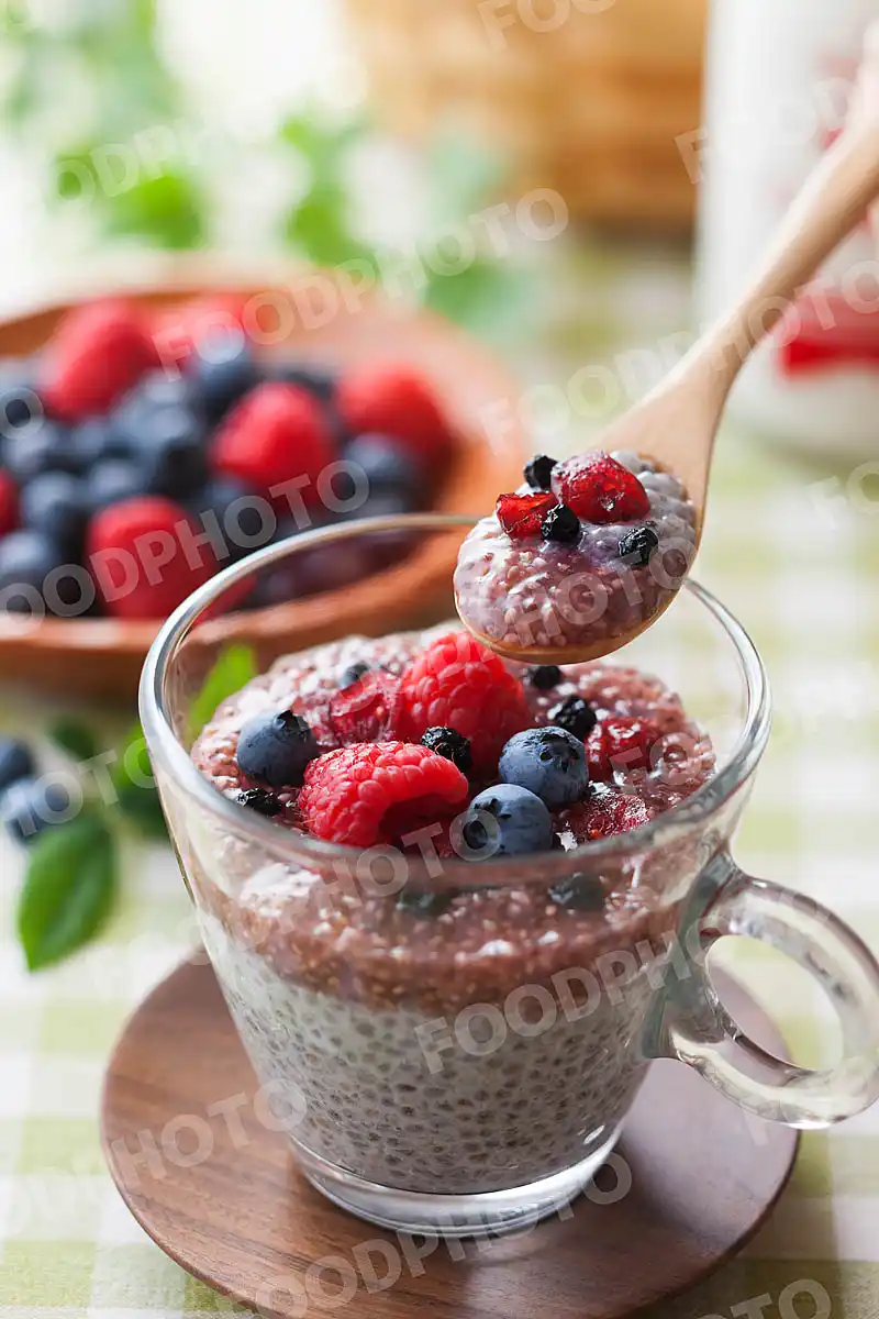 チアシードプディング / 苺＆ココナッツ