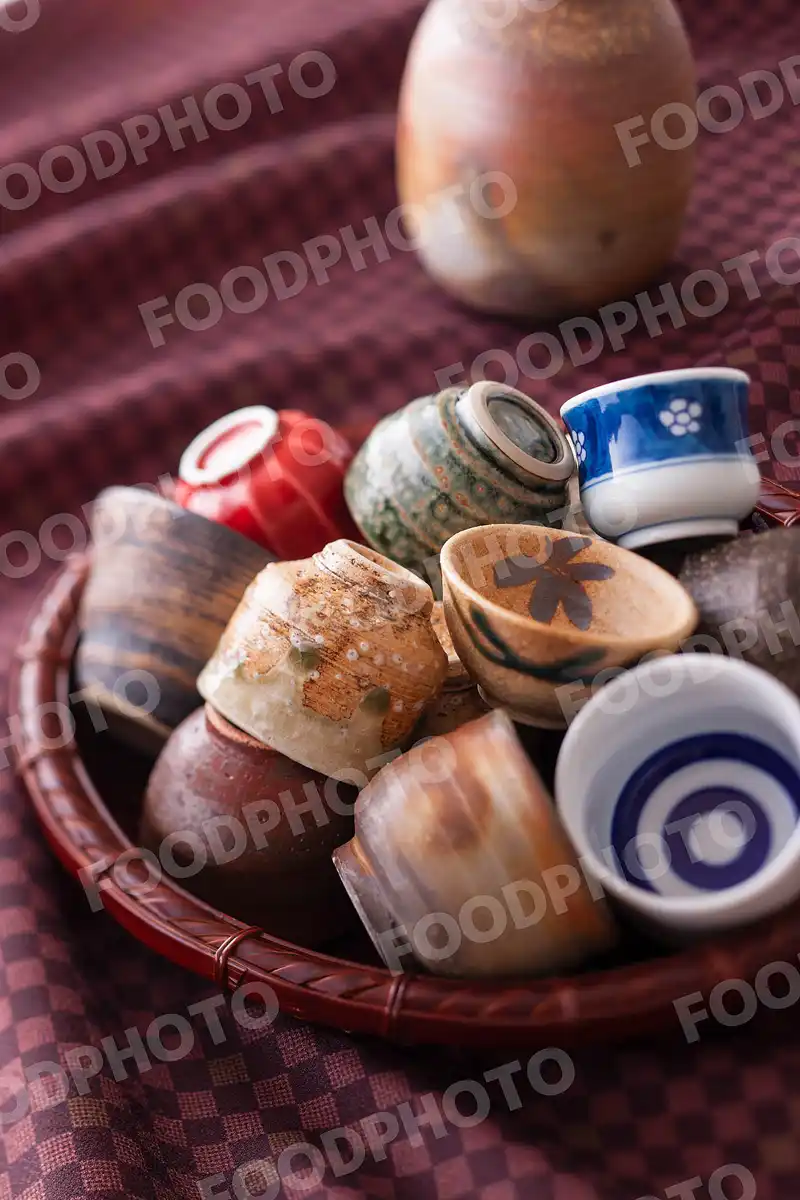 籠に盛られたお猪口