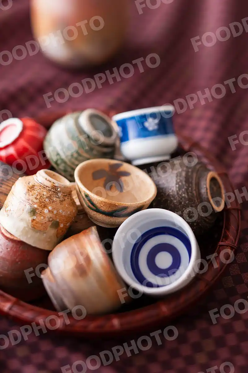 籠に盛られたお猪口