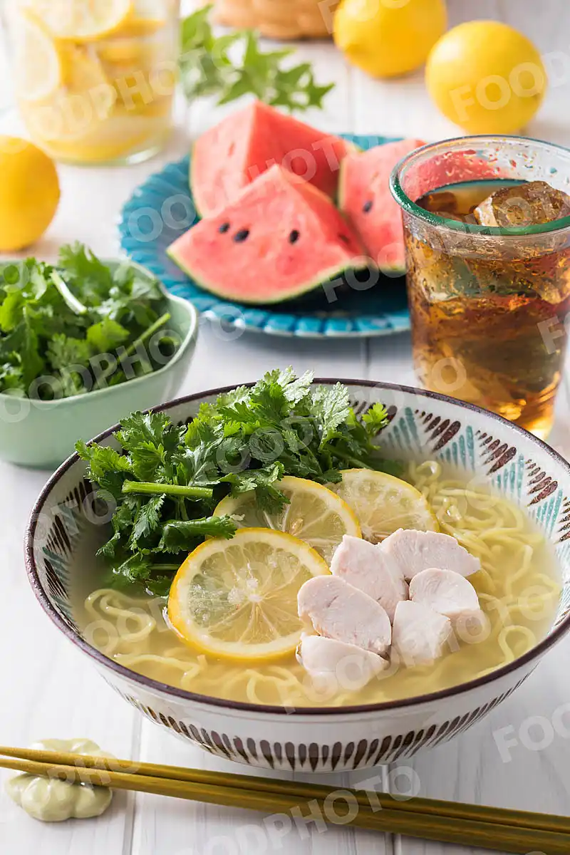 パクチーたっぷり塩レモン冷しラーメン