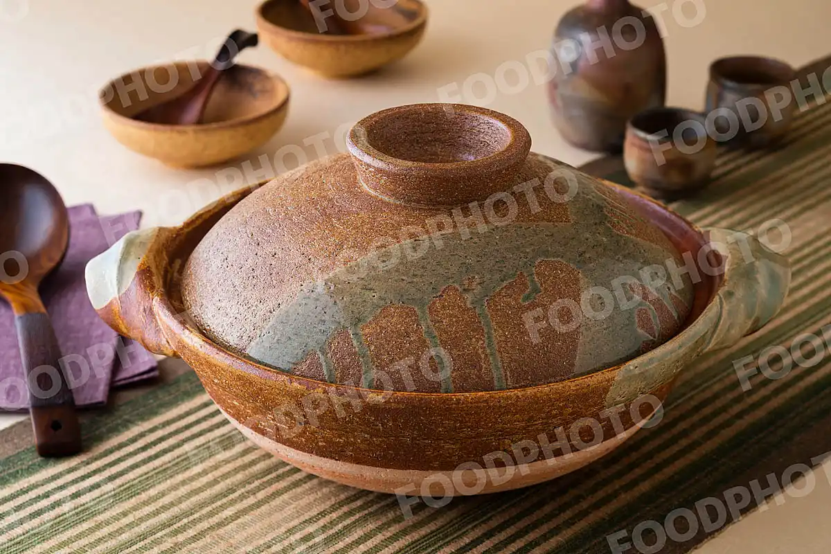 木製のおたまと素朴な質感の土鍋