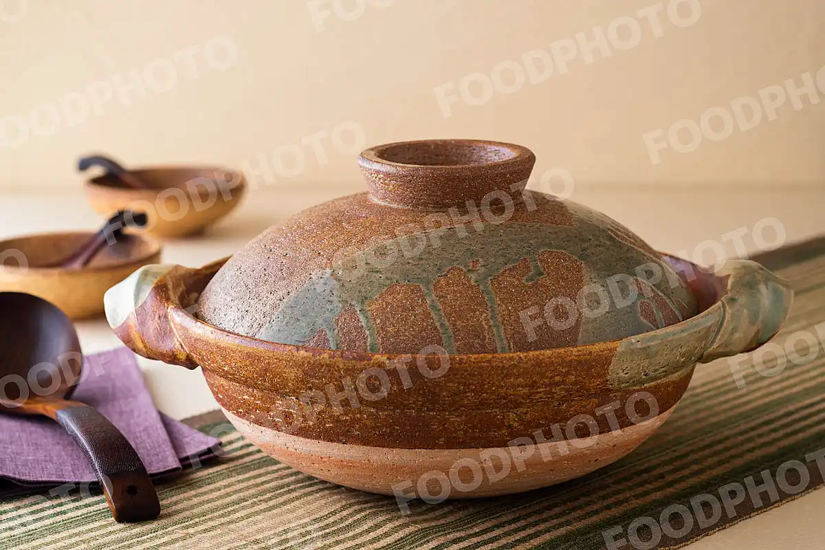 木製のおたまと素朴な質感の土鍋