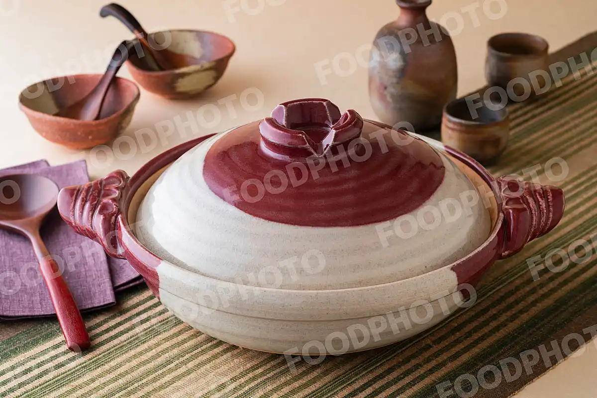 木製のおたまと紅白柄の土鍋