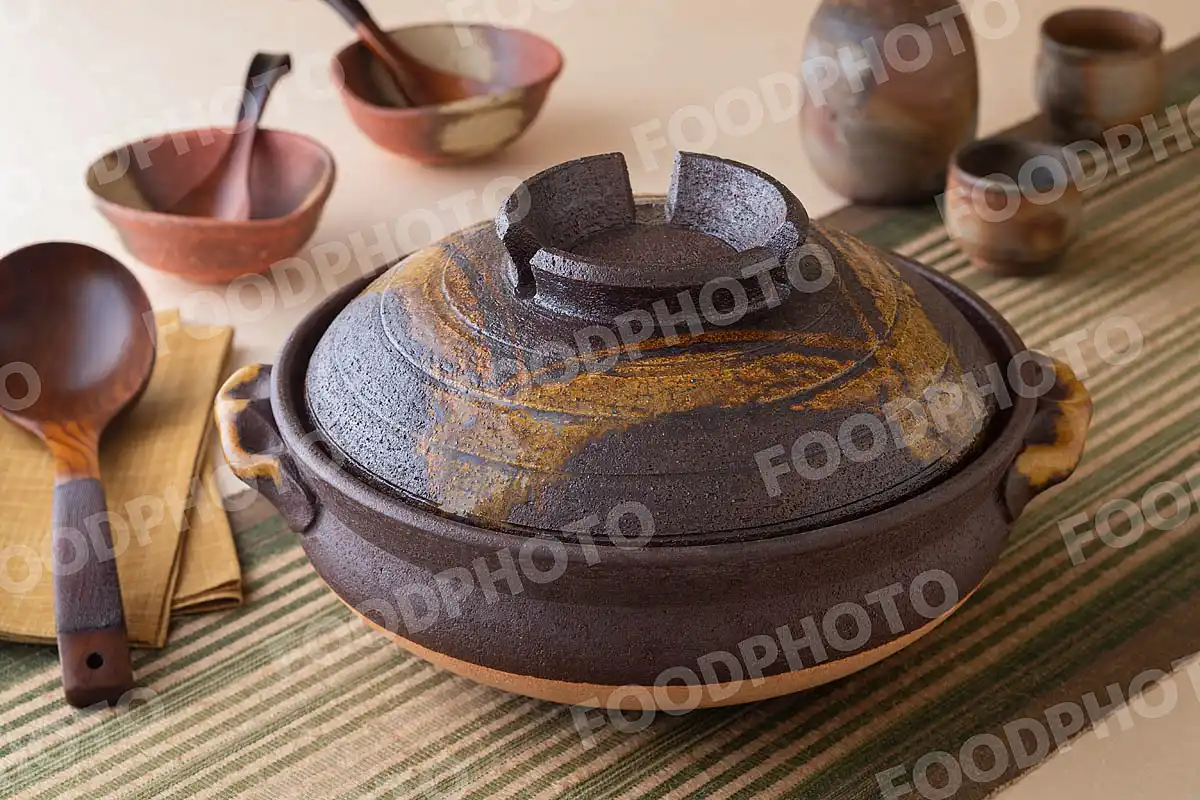 木製のおたまと格子文様の土鍋