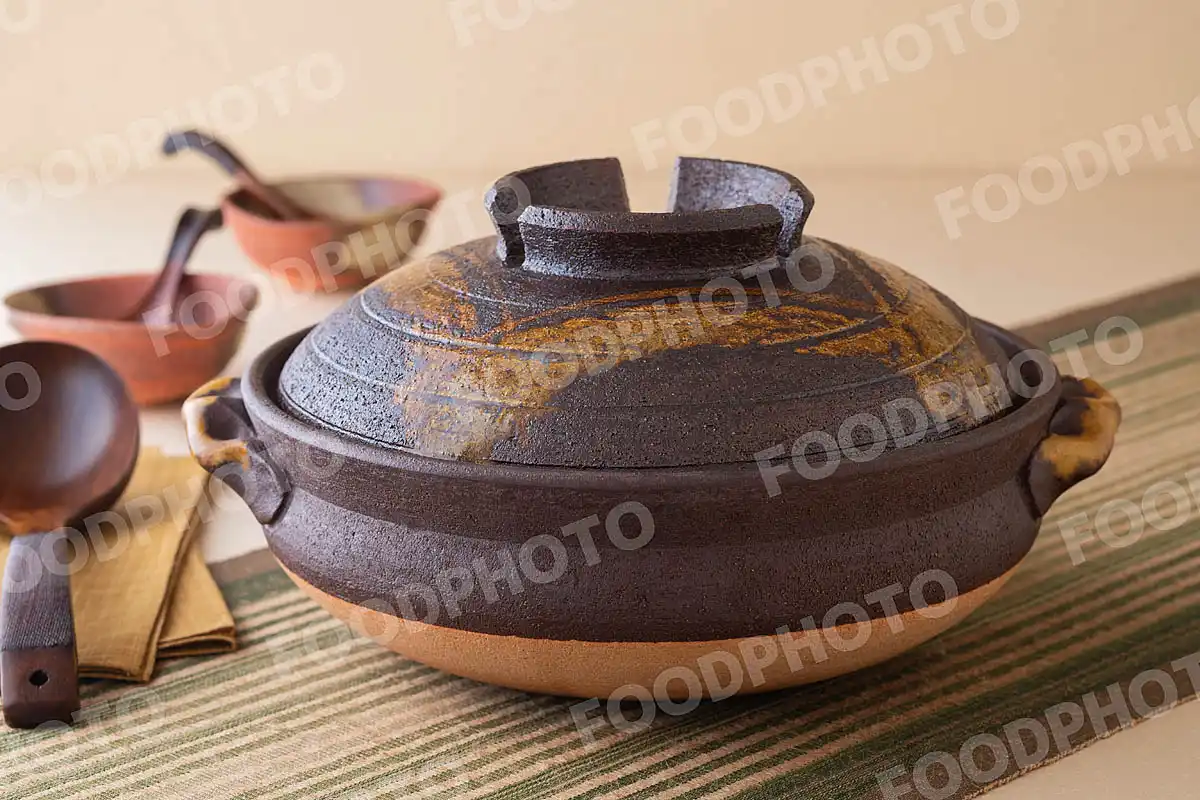 木製のおたまと格子文様の土鍋