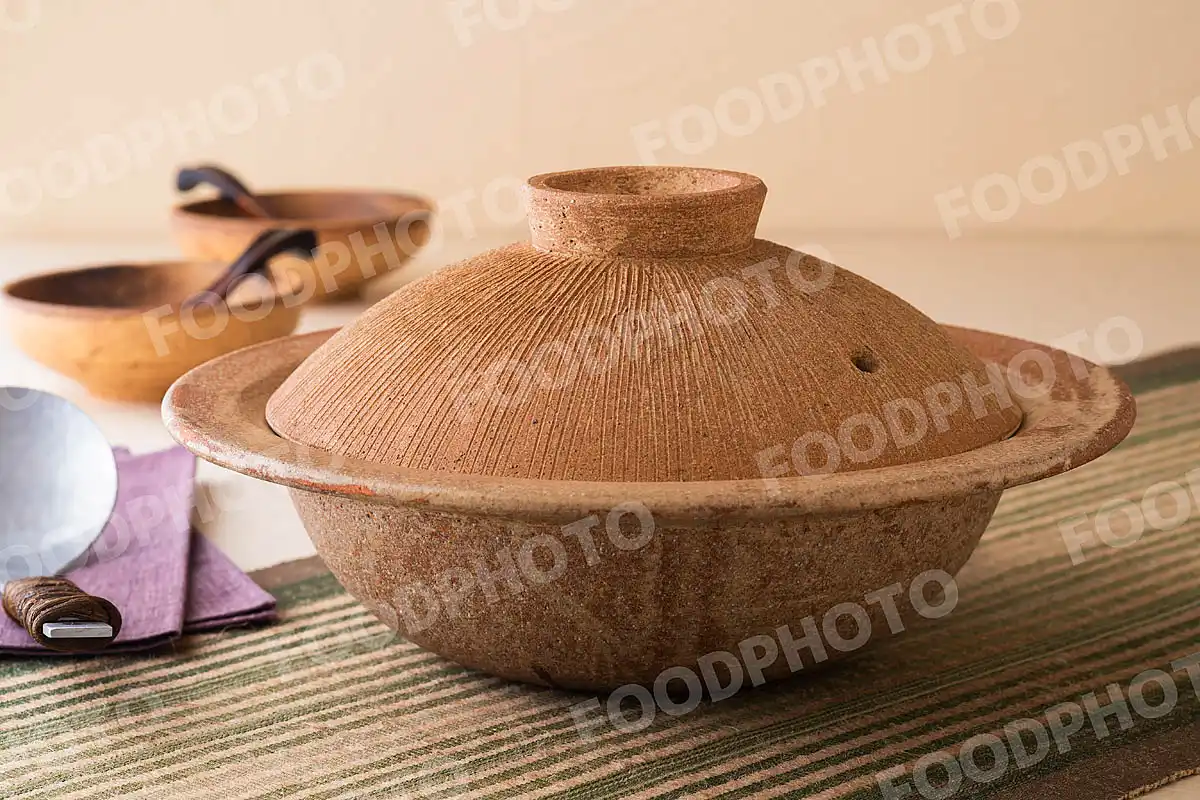 アルミのおたまと素焼きの土鍋