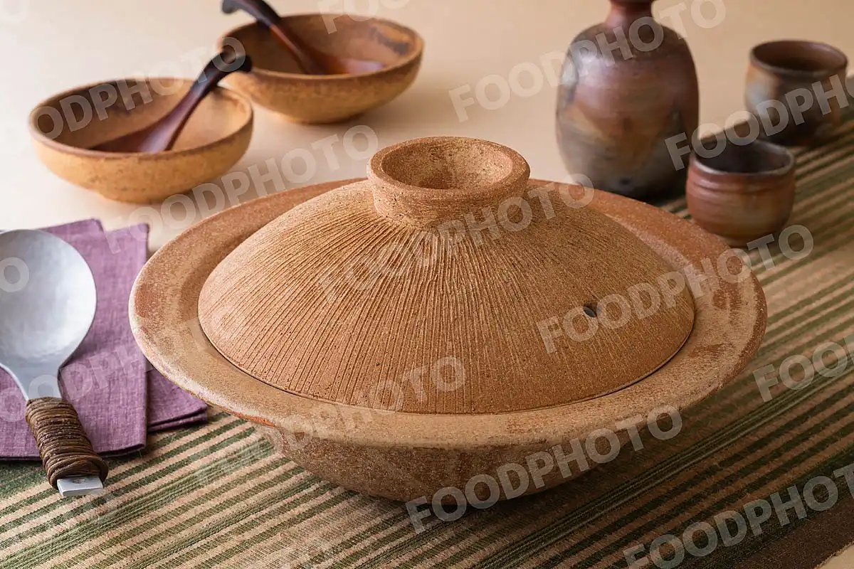 アルミのおたまと素焼きの土鍋