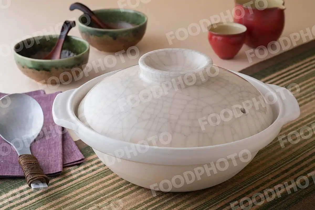 木製のおたまとひび割れ模様の大きな土鍋