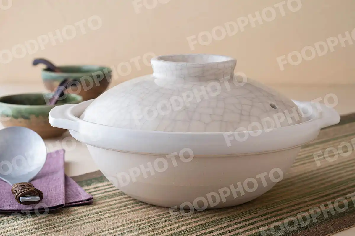 木製のおたまとひび割れ模様が美しい大きな土鍋