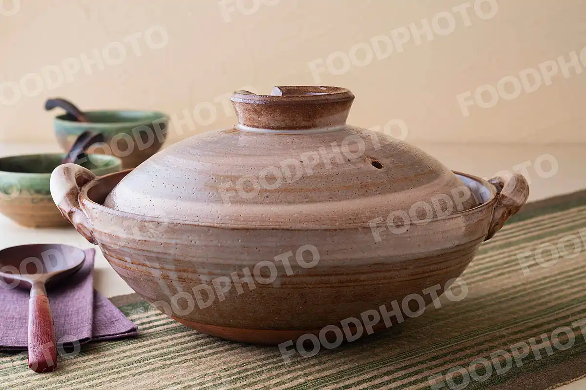 木製のおたまと渦巻き文様の大きな土鍋