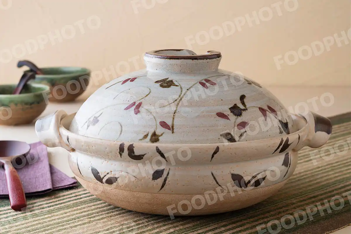 木製のおたまと草花文様の大きな土鍋