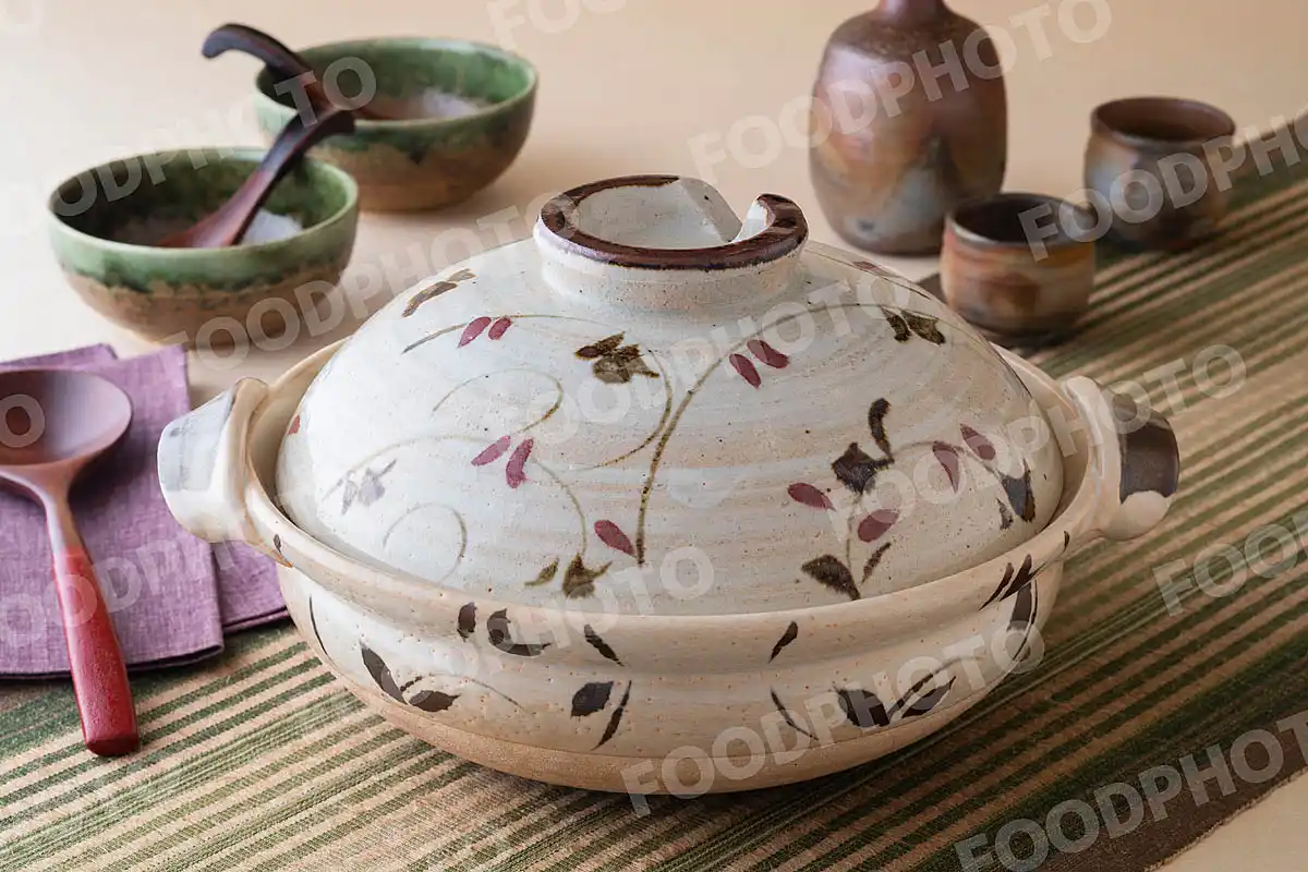 木製のおたまと草花文様の大きな土鍋