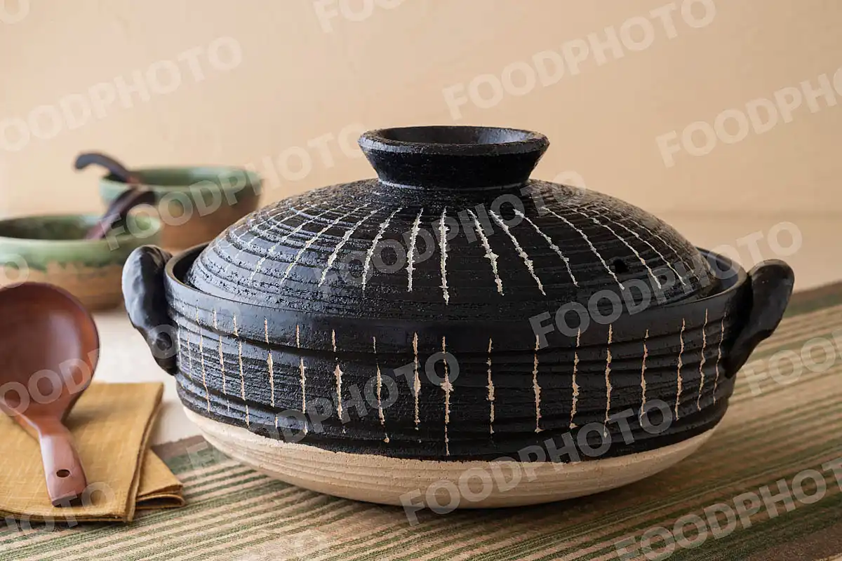 木製のおたまと放射状の線が可愛い大きな土鍋