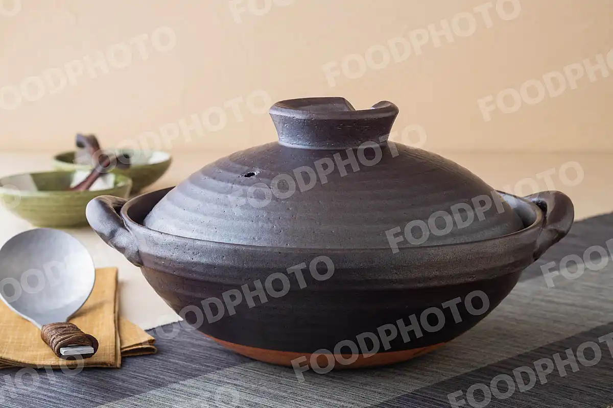 アルミのおたまと鋼のような力強い風合いの大きな土鍋