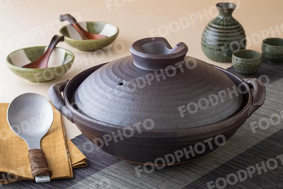 アルミのおたまと鋼のような力強い風合いの大きな土鍋