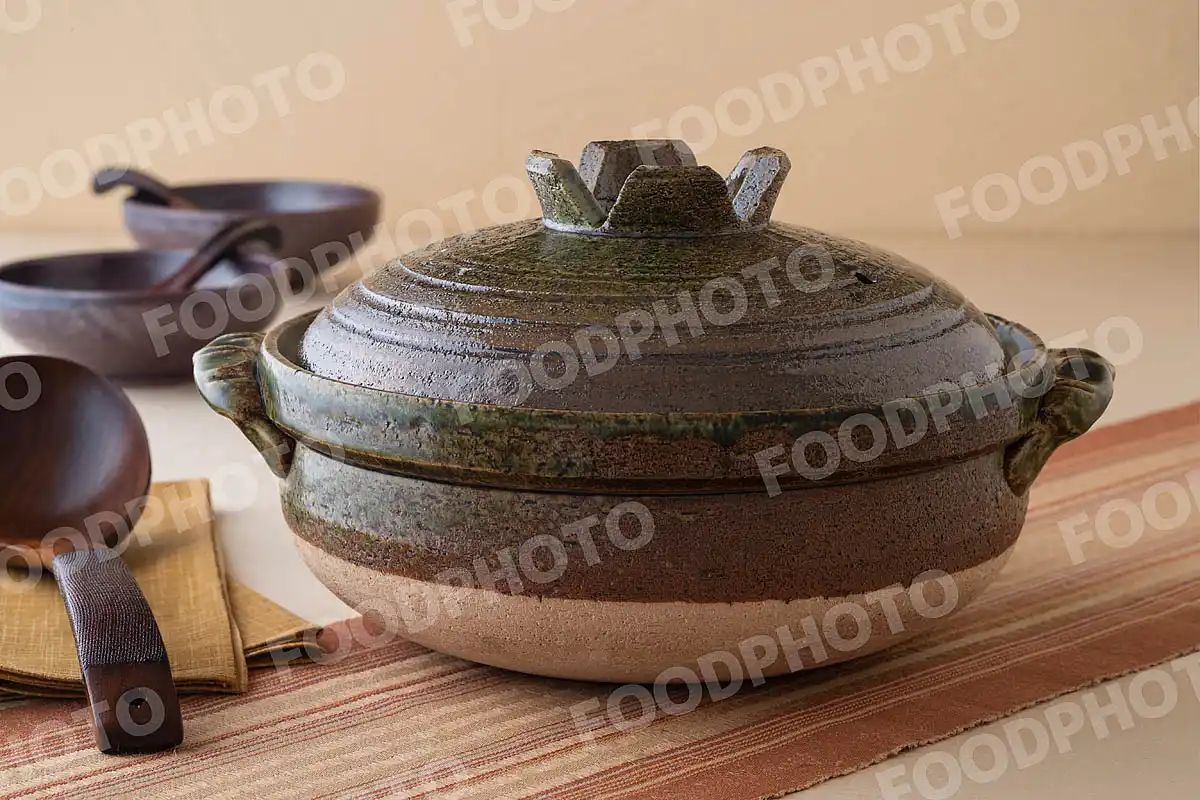 木製のおたまと濃淡の表情がきれいな深緑の土鍋