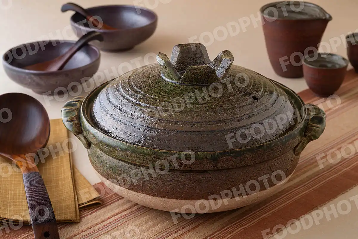 木製のおたまと濃淡の表情がきれいな深緑の土鍋