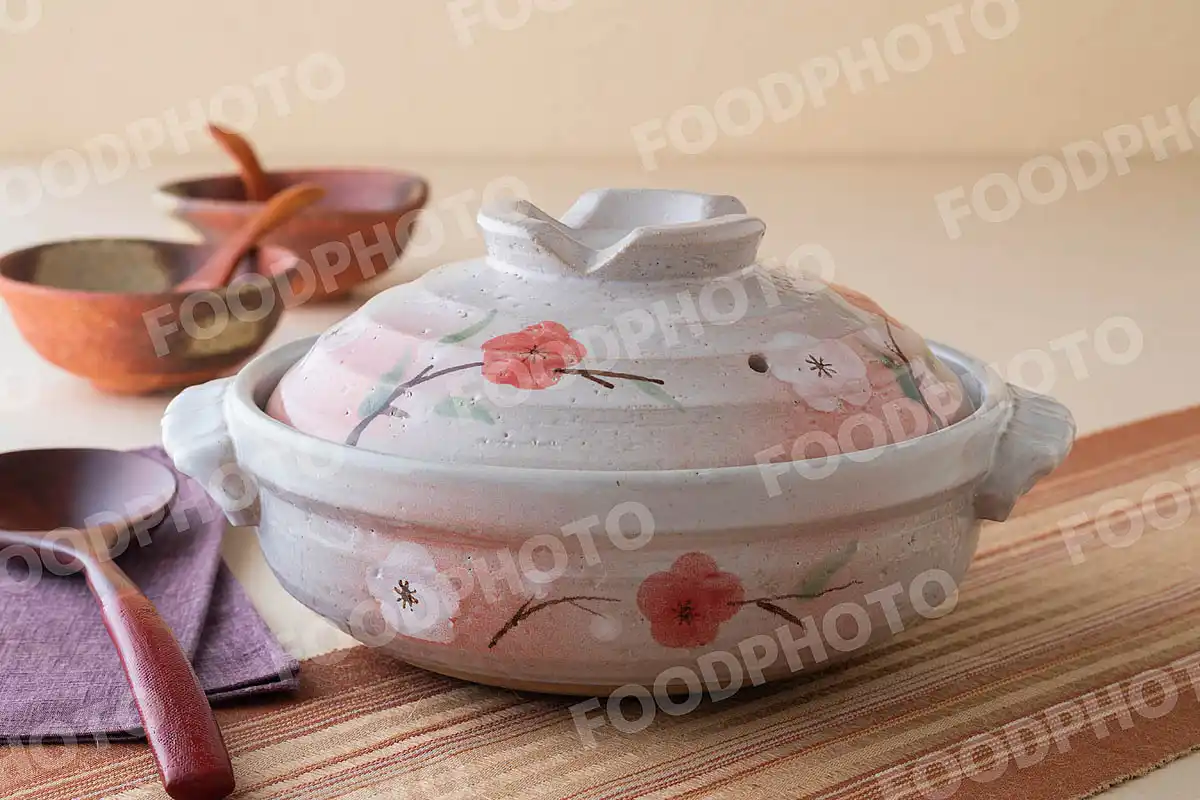 木製のおたまと花柄の手拭き。紅白の梅が可愛い土鍋