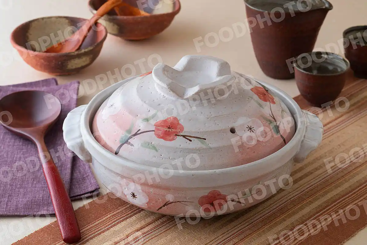 木製のおたまと花柄の手拭き。紅白の梅が可愛い土鍋