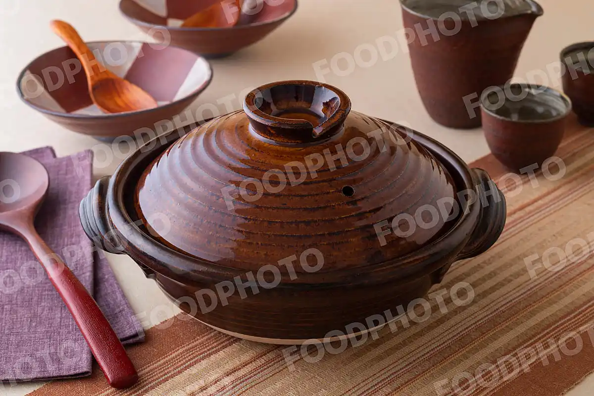 木製のおたまと小さな飴色の土鍋
