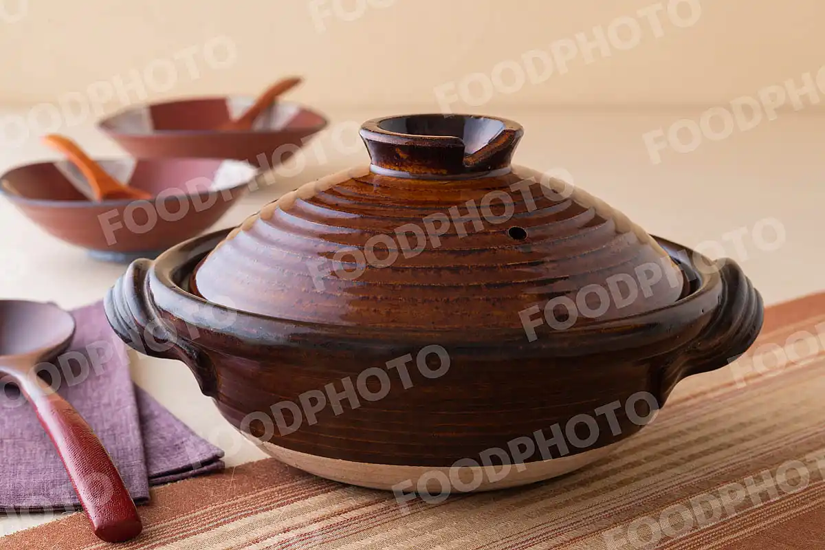 木製のおたまと小さな飴色の土鍋