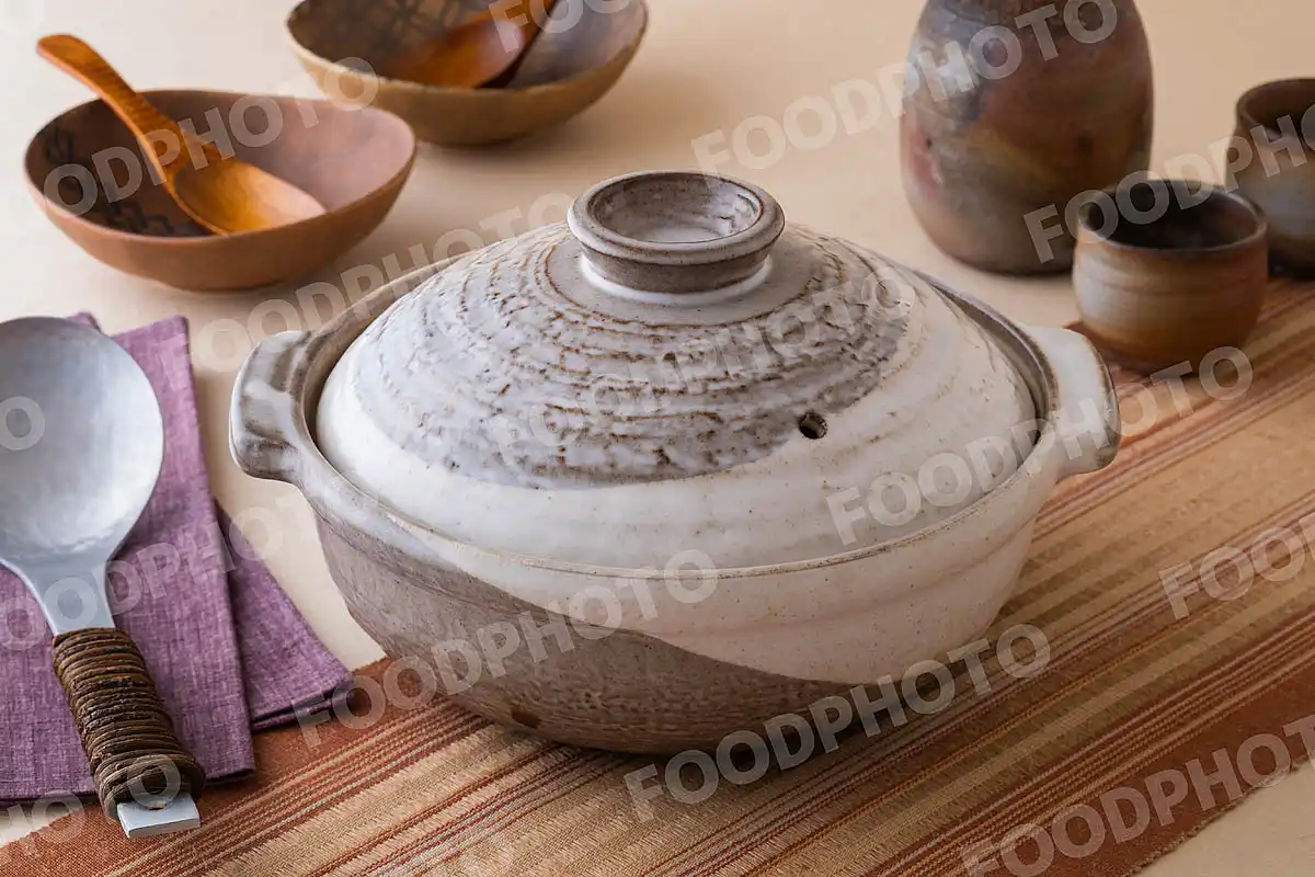 アルミのおたまと白と灰色の素朴な土鍋