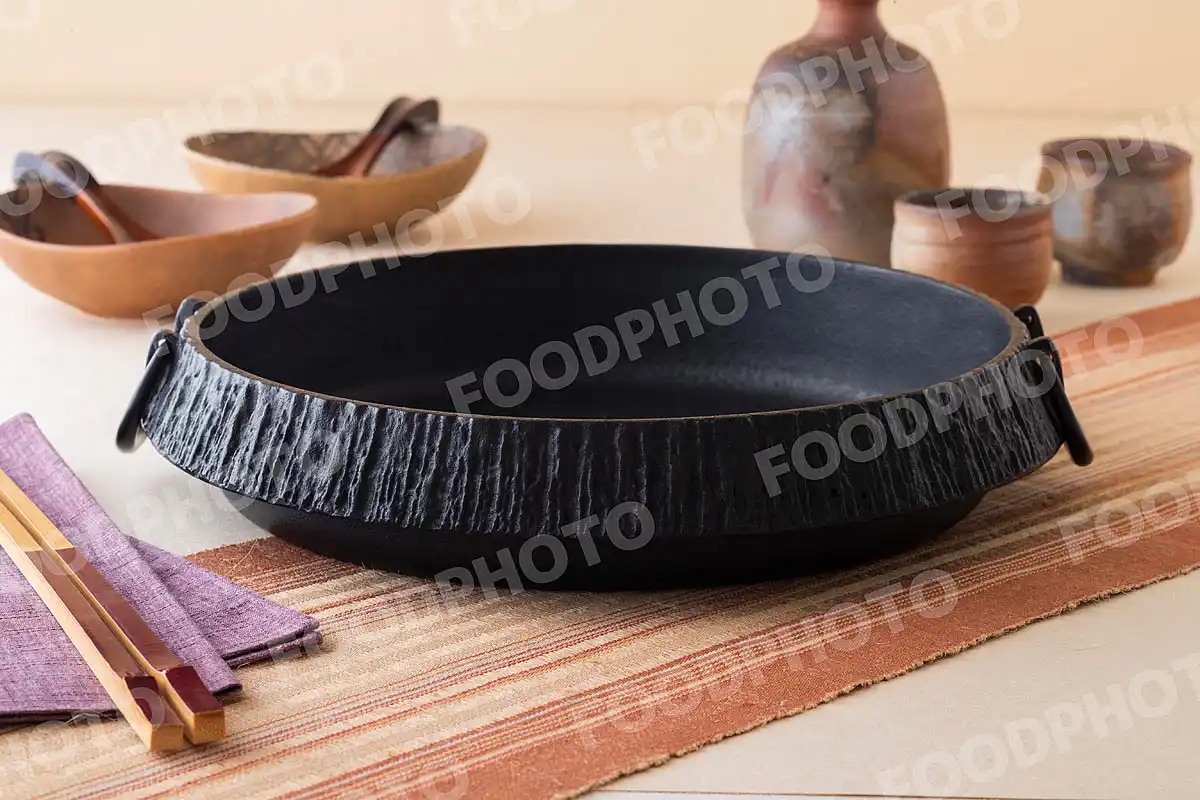 竹の菜箸と南部鉄器のすきやき鍋