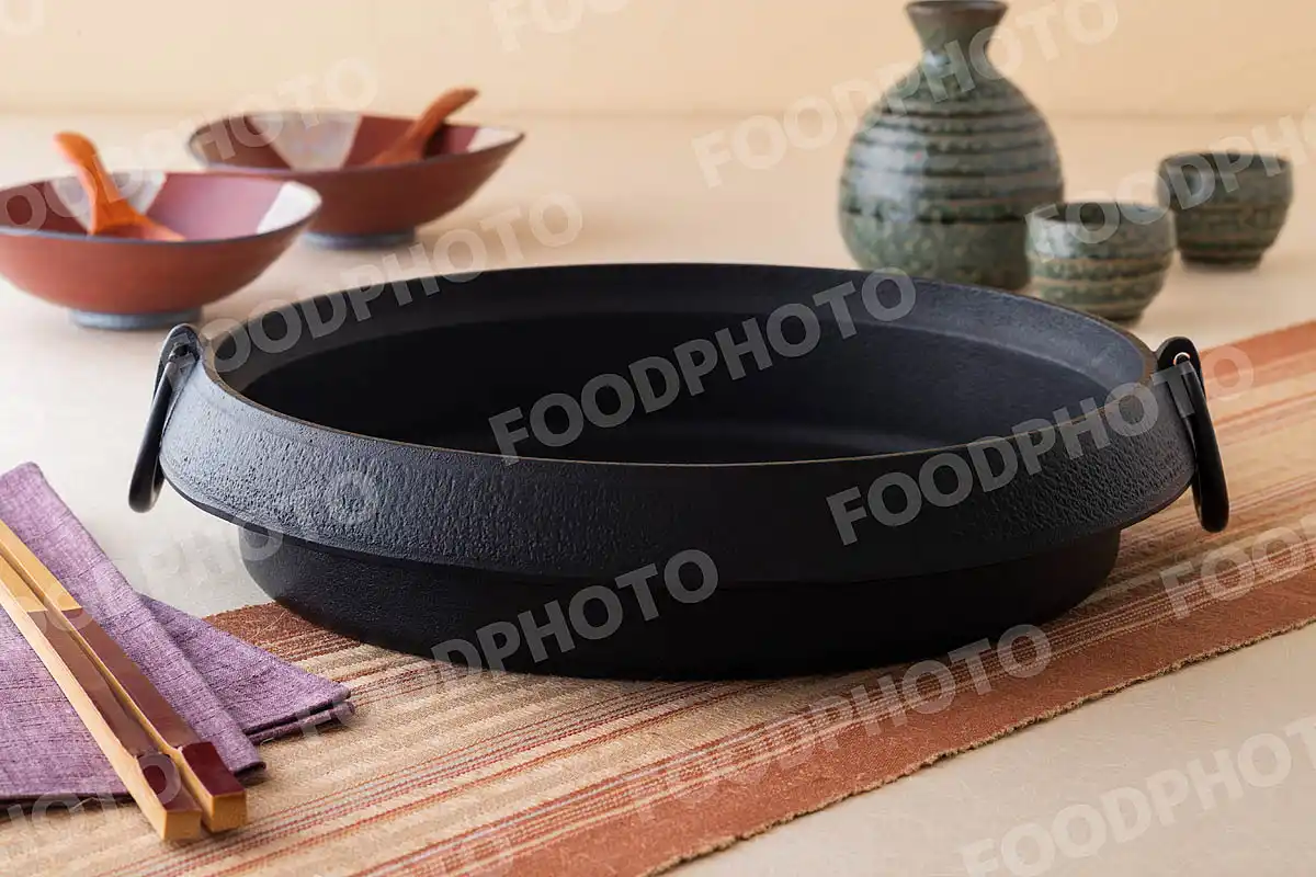 竹の菜箸と南部鉄器のすきやき鍋