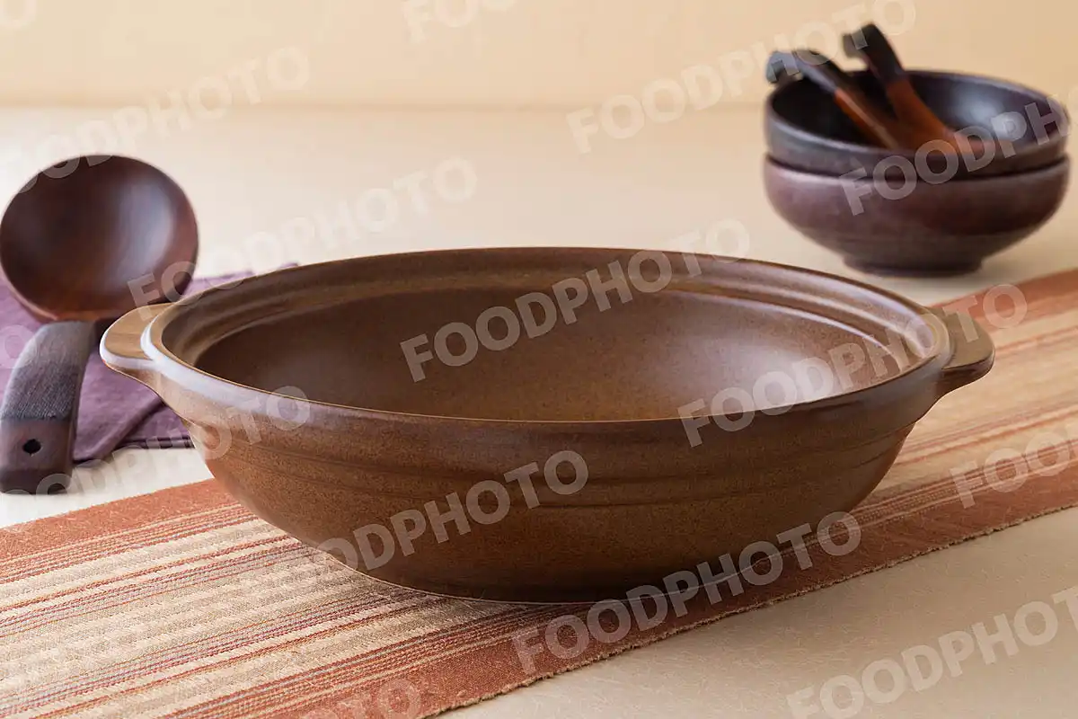 木製のおたまと陶板鍋