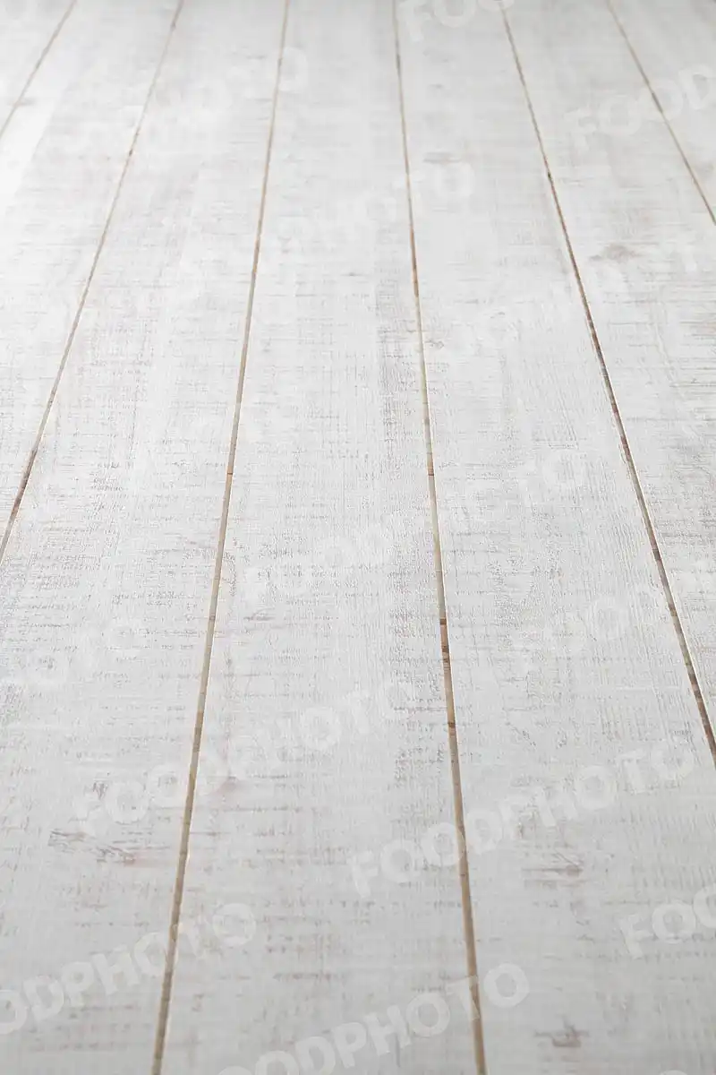 木目の表情豊かな白いテーブル