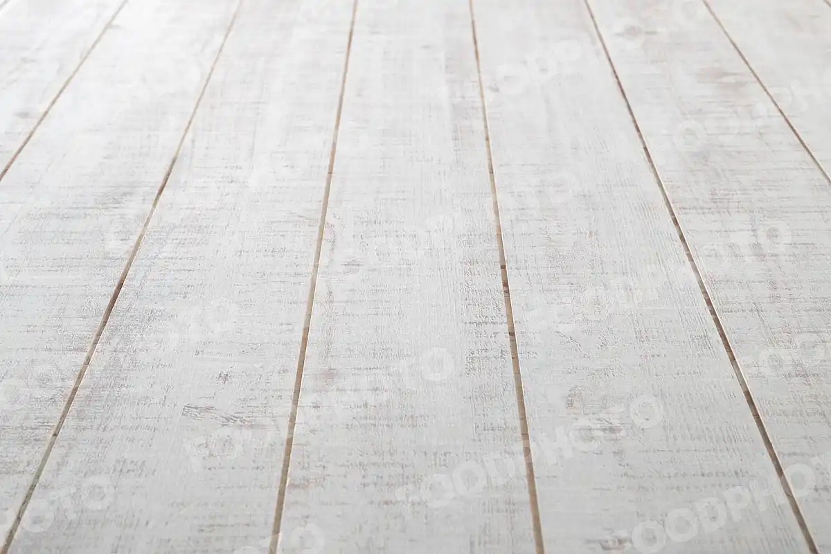 木目の表情豊かな白いテーブル