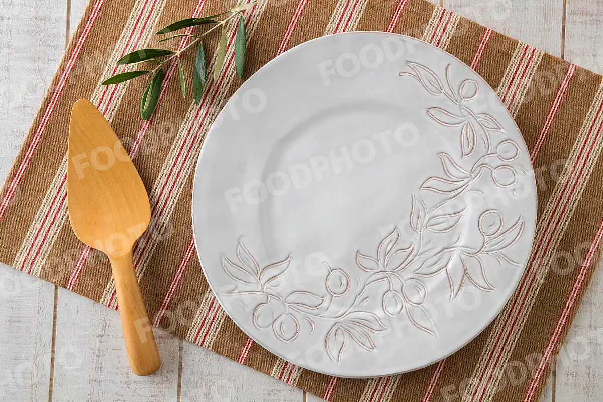 サーバーとリムにオリーブの模様の入ったラウンドディナープレート