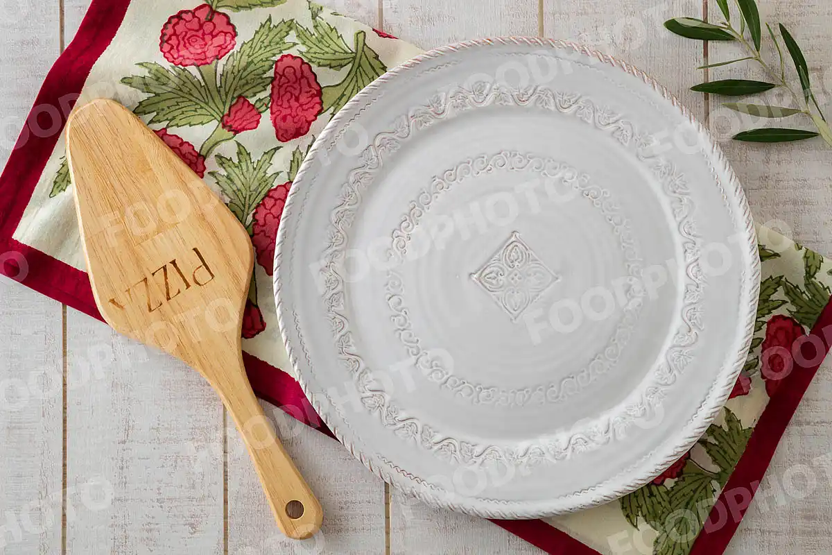 ピザサーバーとアンティークなリムのデザインのディナープレート