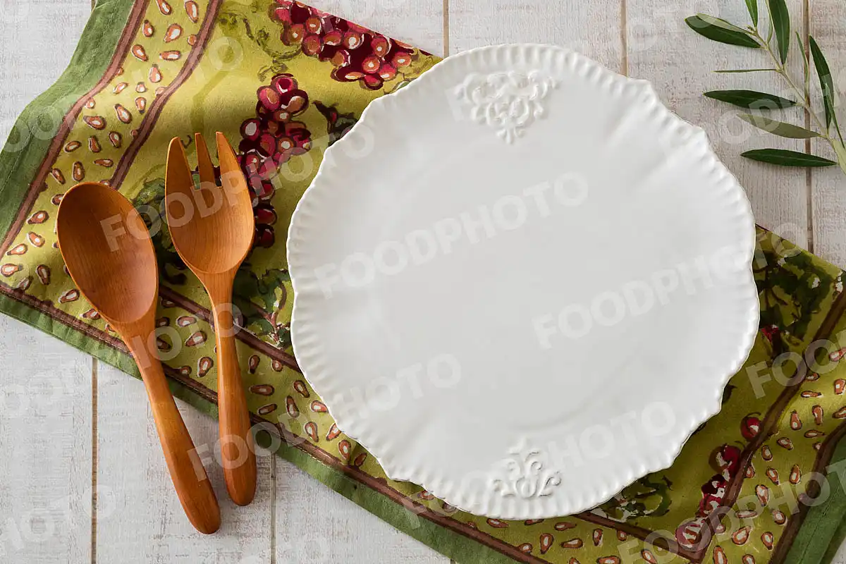 木製カトラリーとカジュアルなレリーフのディナープレート