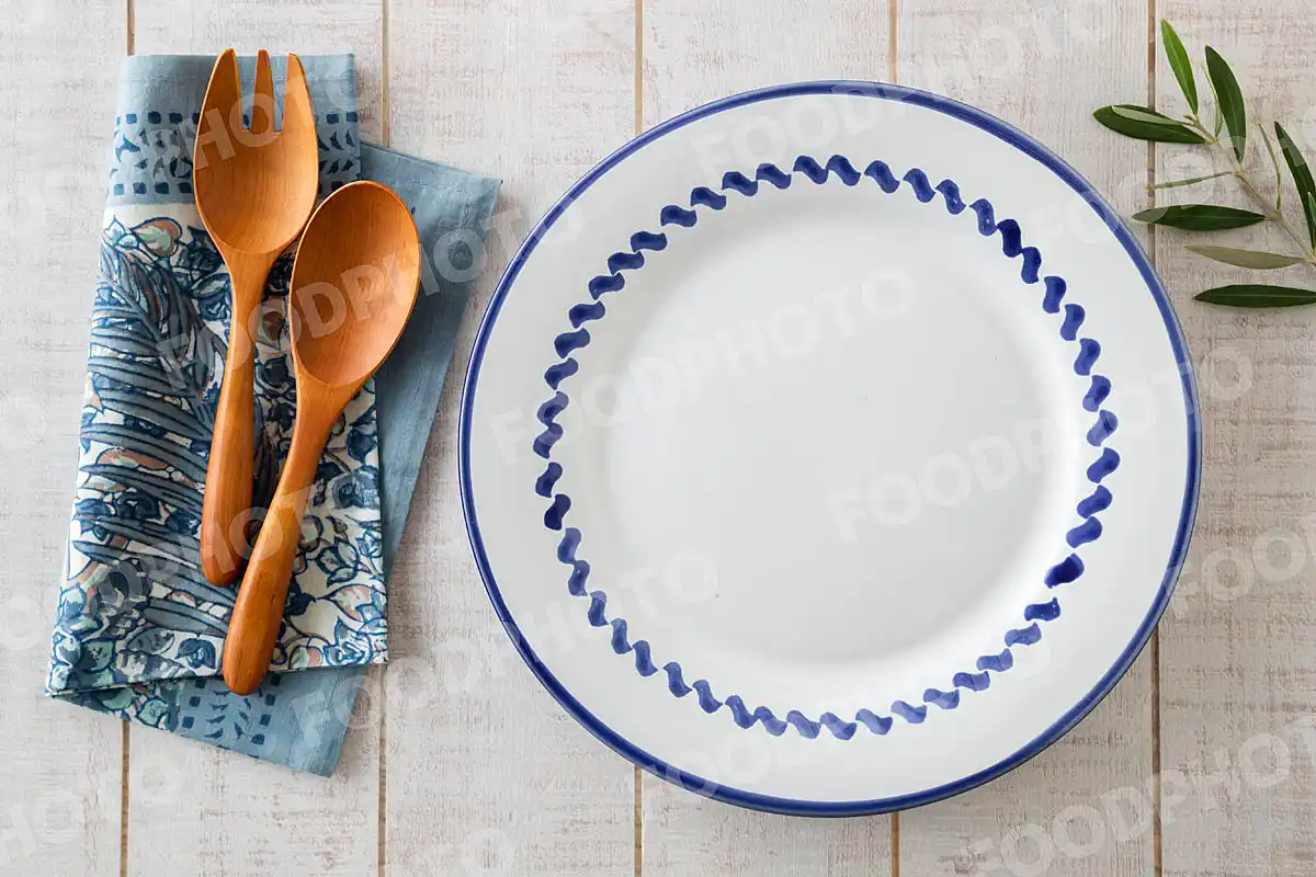 木製カトラリーとカジュアルなブルーラインのディナープレート