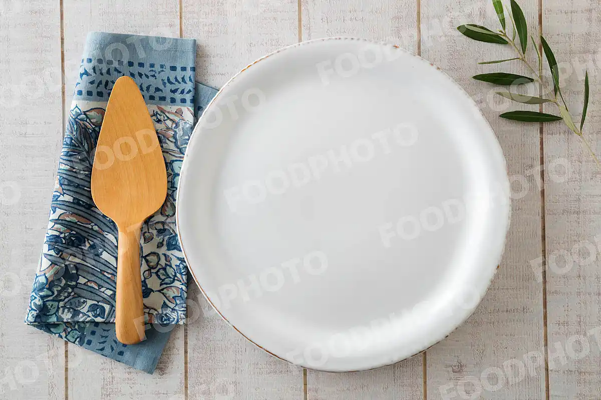 サーバーとカジュアルな白色のディナープレート