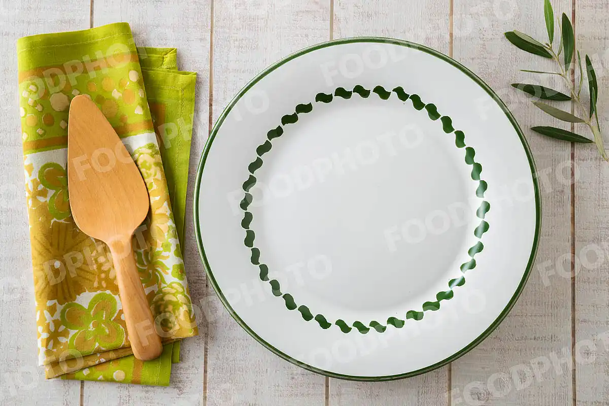 サーバーとカジュアルなグリーンラインのディナープレート