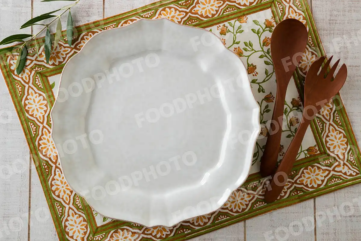 カトラリーとアンティークなリムのデザインのディナープレート