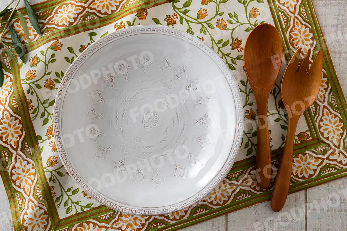 木製カトラリーとカジュアルなレリーフの中皿