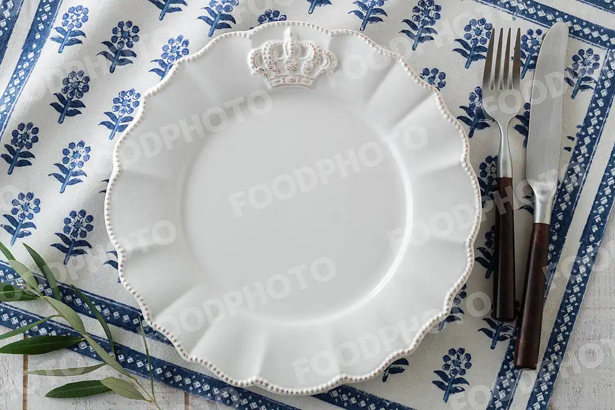 カトラリーと王冠のレリーフとプリーツの入ったプレート