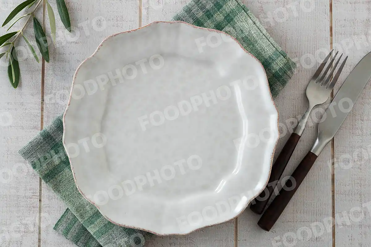 カトラリーとアンティークなリムのデザインのプレート