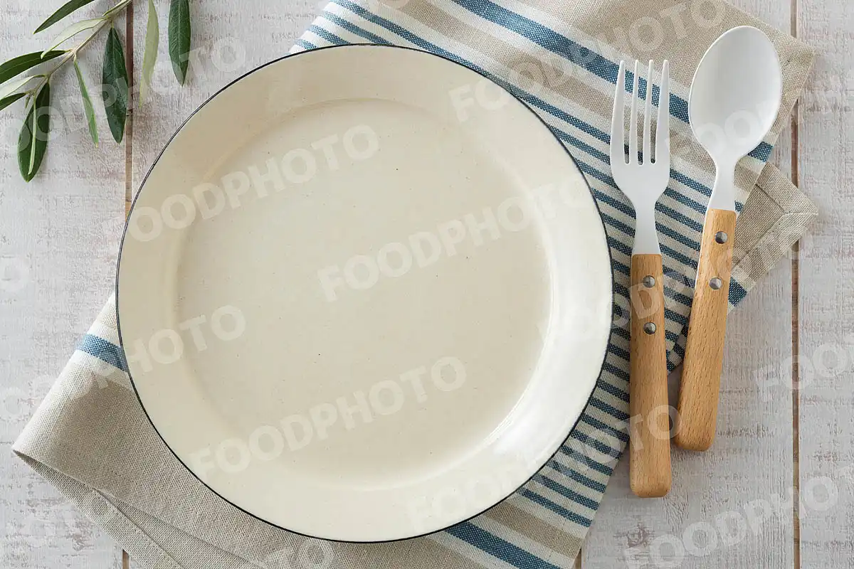 白いカトラリーとカジュアルなブルーラインのラウンドプレート