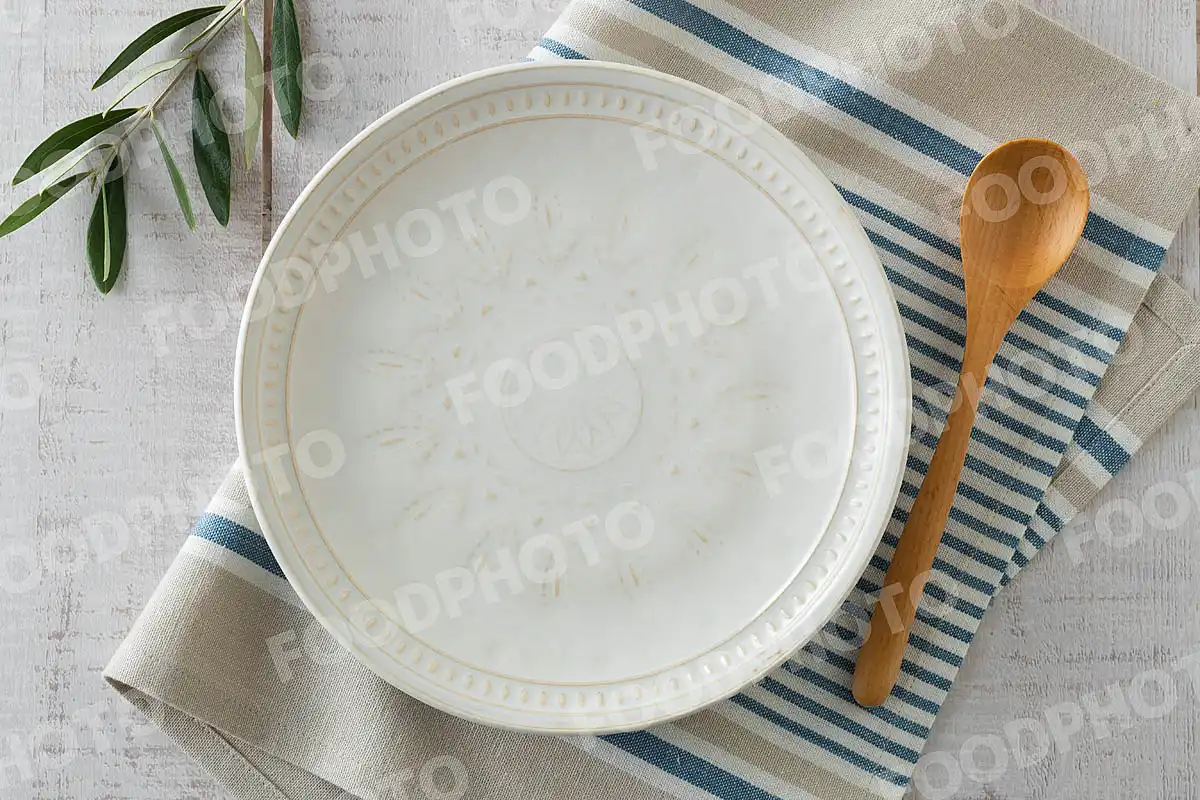 木製スプーンとカジュアルなレリーフのラウンドプレート