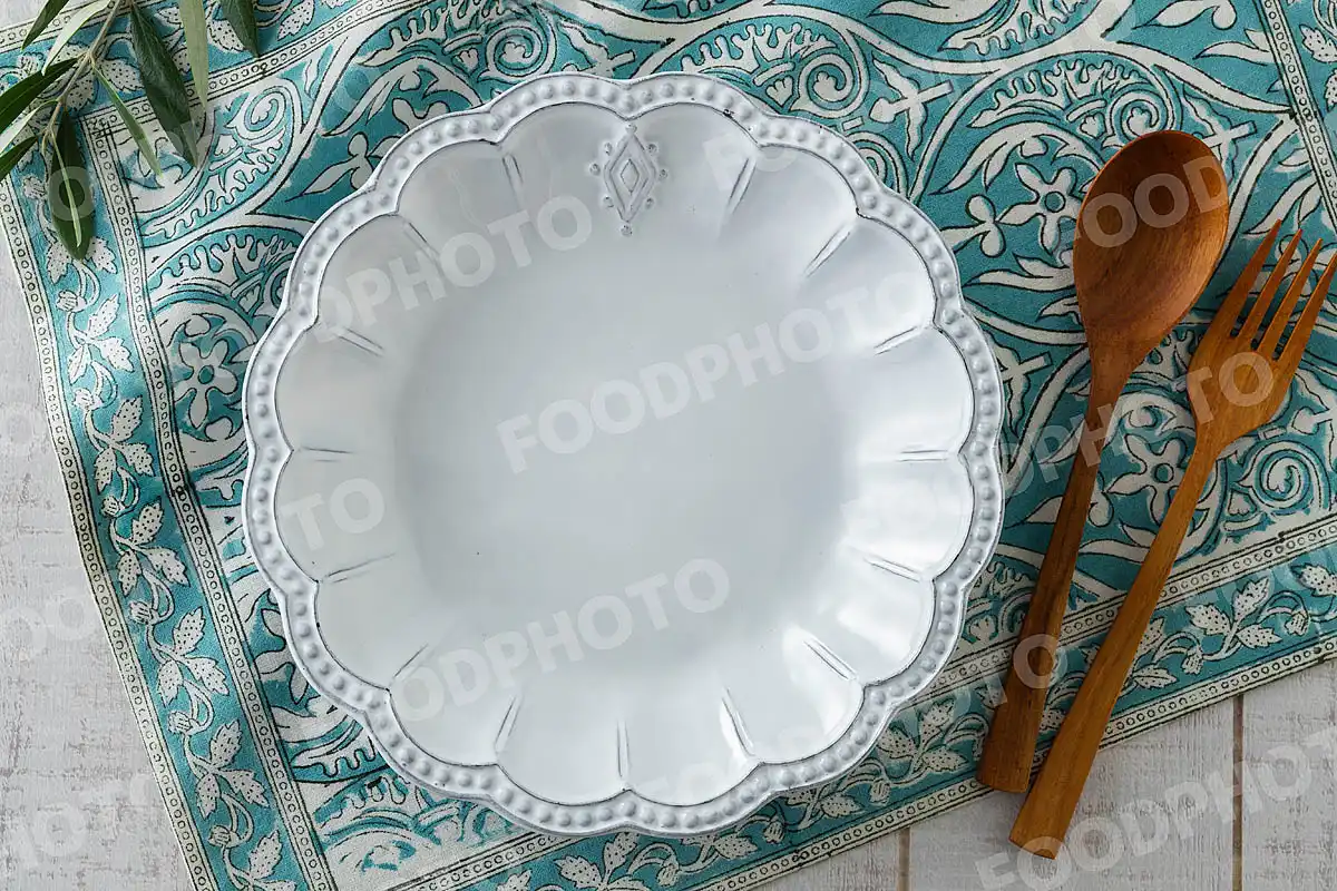 木製カトラリーとエレガントな水玉レリーフの中皿