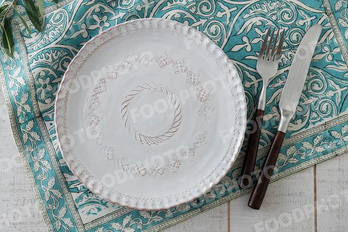 カトラリーとカジュアルなリムのデザインのディナープレート