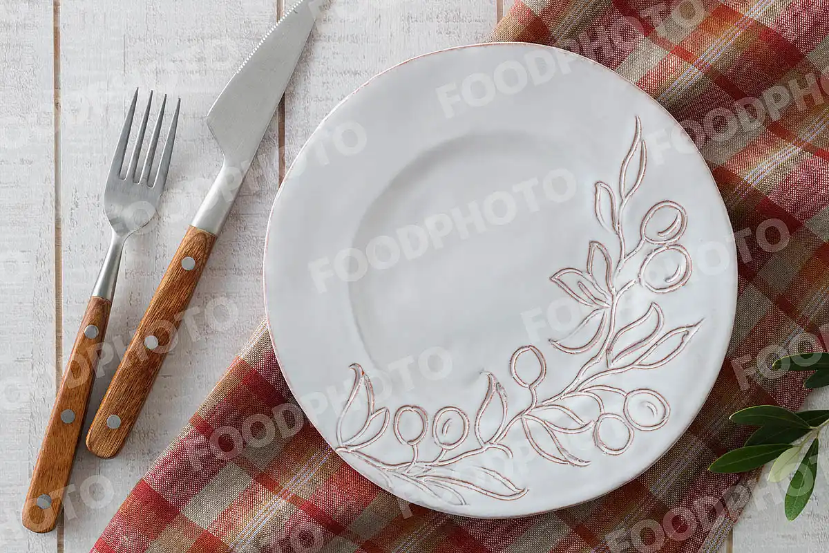 カトラリーとオリーブ絵柄のディナープレート