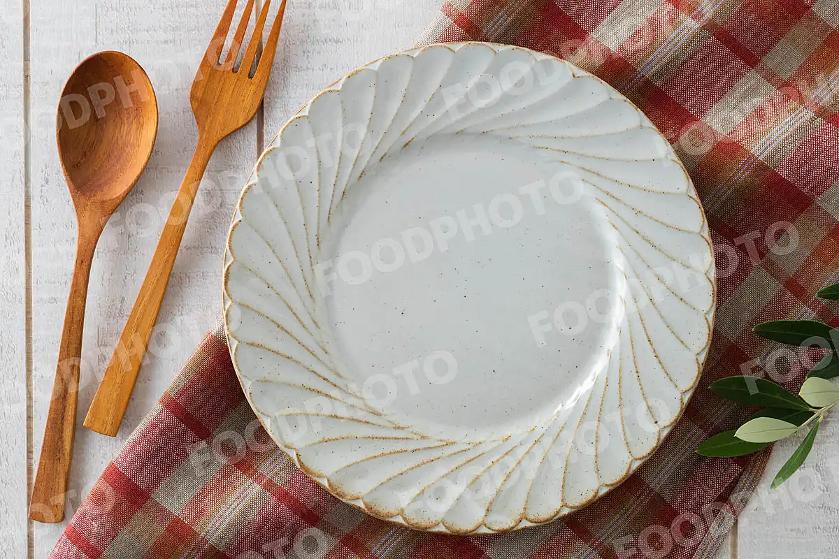 木製カトラリーとアンティークな風合いのディナープレート